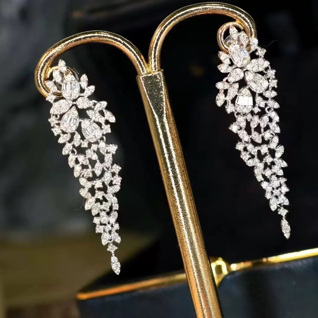 14k Gold 1.5 Ct Natural H Diamond Earrings: Ref:230995059 // gold content:14k gold // main gemstone:diamond // shape:multiply // carat weight:1. 5ct // clarity grade:vs-si // color:h // treatment:natural // Condition: New Low Estimate: 4800.00
