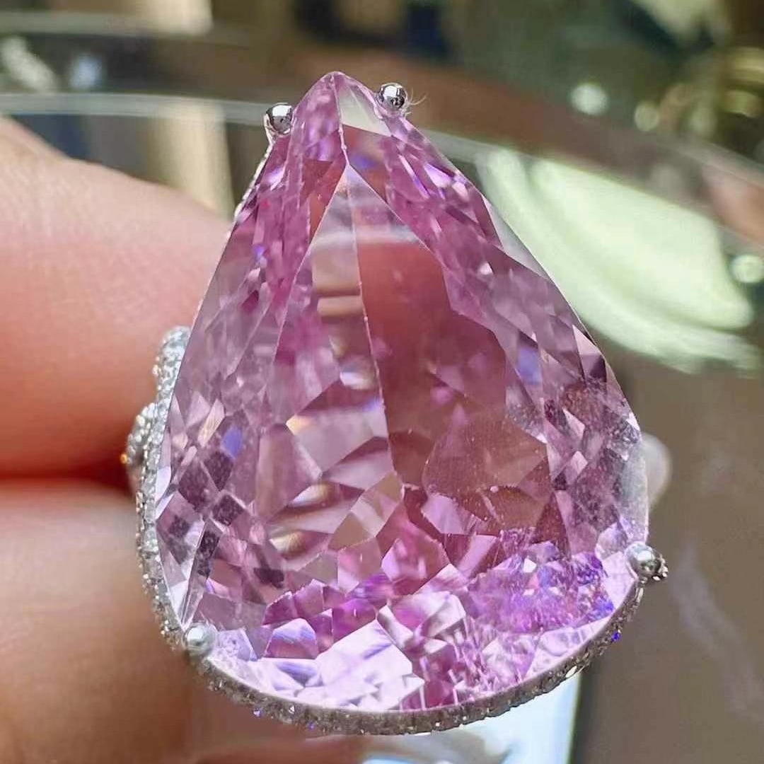 14k Gold 17.07 Ctw Natural Kunzite & Diamond Ring: Ref:230995072 // gold content:14k gold // ring size:7. 25us // // main gemstone:kunzite // shape:pear // carat weight:16. 38ct // color:purple // treatment:natural // // adjacent gemstone 2 : diamond
