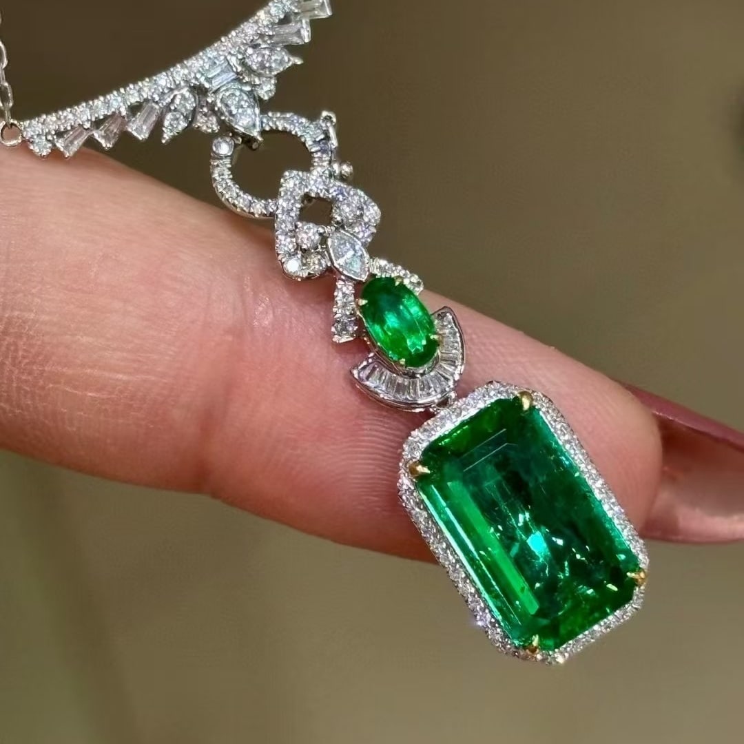14k Gold 3.5 Ct Natural Emerald & Diamond Necklace: Ref:230995074 // gold content:14k gold // main gemstone:emerald // shape:octagonal & oval // carat weight:3. 5ct // color:green // treatment:natural // // adjacent gemstone 2 : diamond // shape:multip