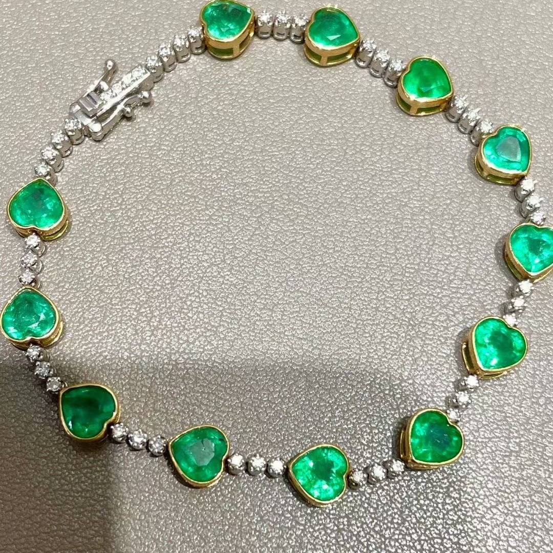 14k Gold 6.9 Ct Natural Emerald & Diamond Bracelet: Ref:230995095 // gold content:14k gold // main gemstone:emerald // shape:heart // carat weight:6. 9ct // color:green // treatment:natural // // adjacent gemstone 2 : diamond // shape:round // clarity 