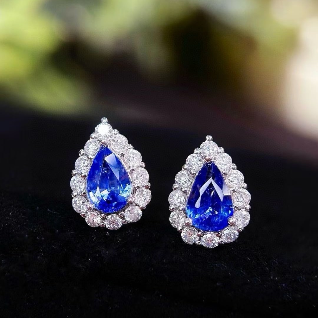 14k Gold 1 Ct Natural Sapphire & Diamond Earrings: Ref:230995103 // gold content:14k gold // main gemstone:sapphire // shape:pear // carat weight:1ct // color:blue // treatment:natural // // adjacent gemstone 2 : diamond // shape:round // clarity