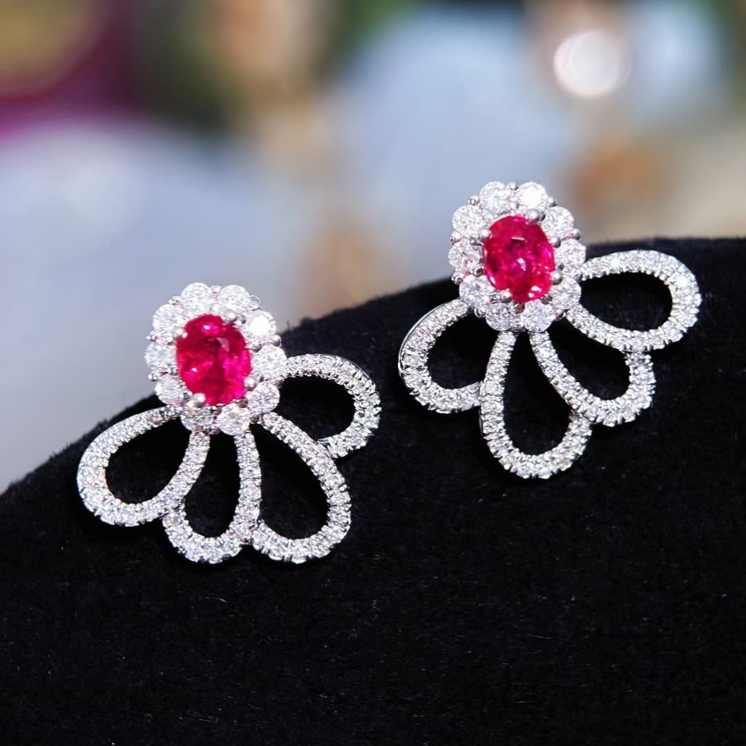 14k Gold 0.6 Ct Natural Ruby & Diamond Earrings: Ref:230995104 // gold content:14k gold // main gemstone:ruby // shape:oval // carat weight:0. 6ct // color:red // treatment:natural // // adjacent gemstone 2 : diamond // shape:round // clarity