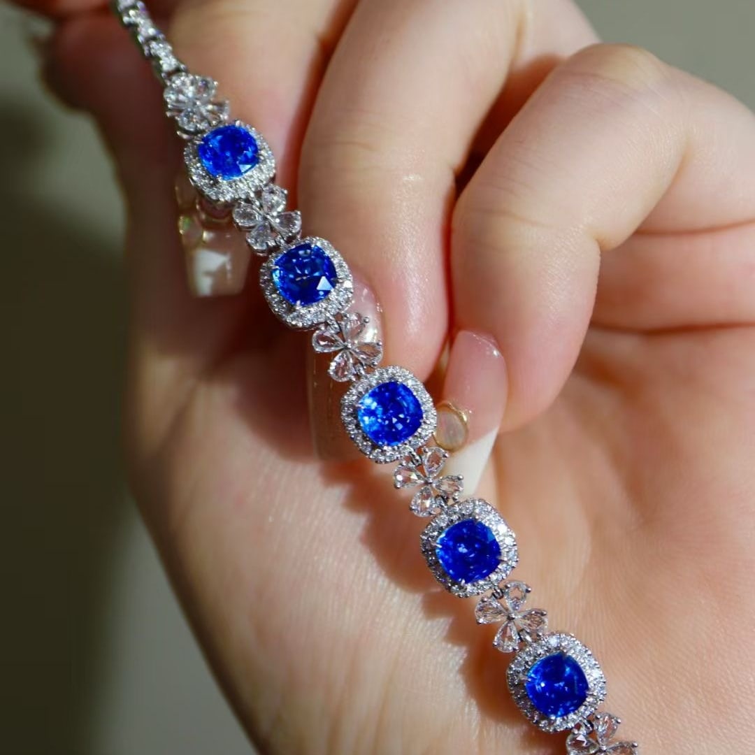 14k Gold 6.25 Ctw Natural Sapphire & Diamond Bracelet: Ref:230995107 // gold content:14k gold // main gemstone:sapphire // shape:cushion // carat weight:5. 05ct // color:blue // treatment:natural // // adjacent gemstone 2 : diamond // shape:multiply // ca