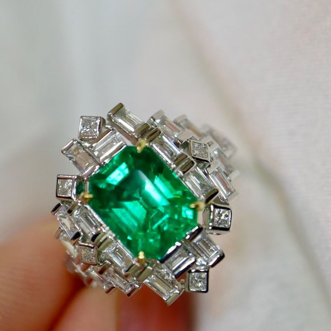 14k Gold 3.35 Ctw Natural Emerald & Diamond Ring: Ref:230995109 // gold content:14k gold // ring size:7. 25us // // main gemstone:emerald // shape:octagonal // carat weight:2. 31ct // color:green // treatment:natural // // adjacent gemstone 2 : diamo