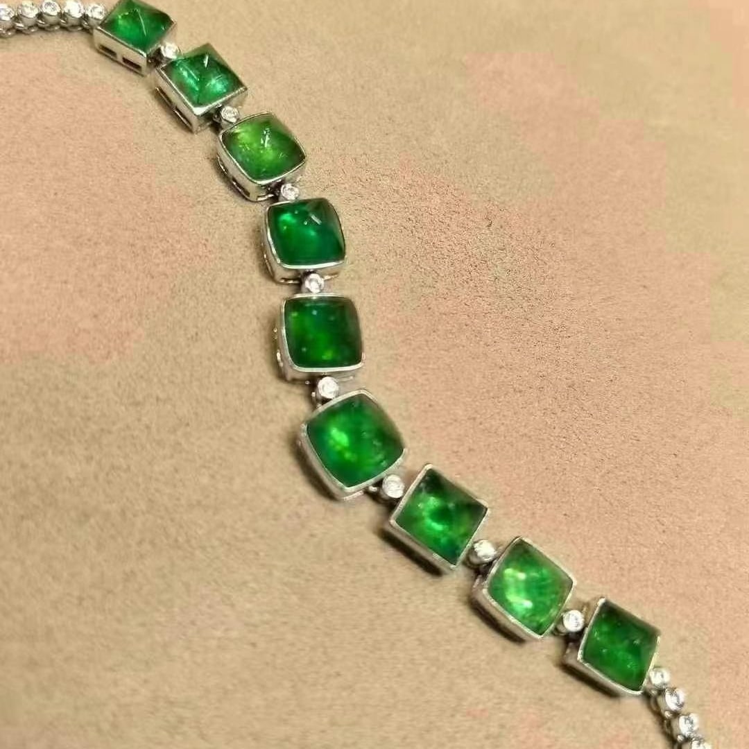 14k Gold 10.53 Ctw Natural Emerald & Diamond Bracelet: Ref:230995130 // gold content:14k gold // main gemstone:emerald // shape:suger-loaf // carat weight:10. 01ct // color:green // treatment:natural // // adjacent gemstone 2 : diamond // shape:round // c