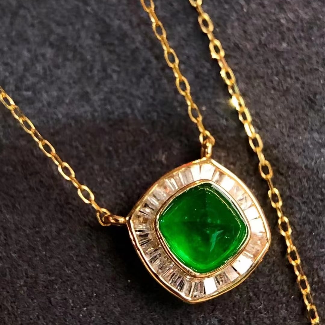 14k Gold 1 Ct Natural Emerald & Diamond Necklace: Ref:230995134 // gold content:14k gold // main gemstone:emerald // shape:suger-loaf // carat weight:1ct // color:green // treatment:natural // // adjacent gemstone 2 : diamond // shape:baguette // cla