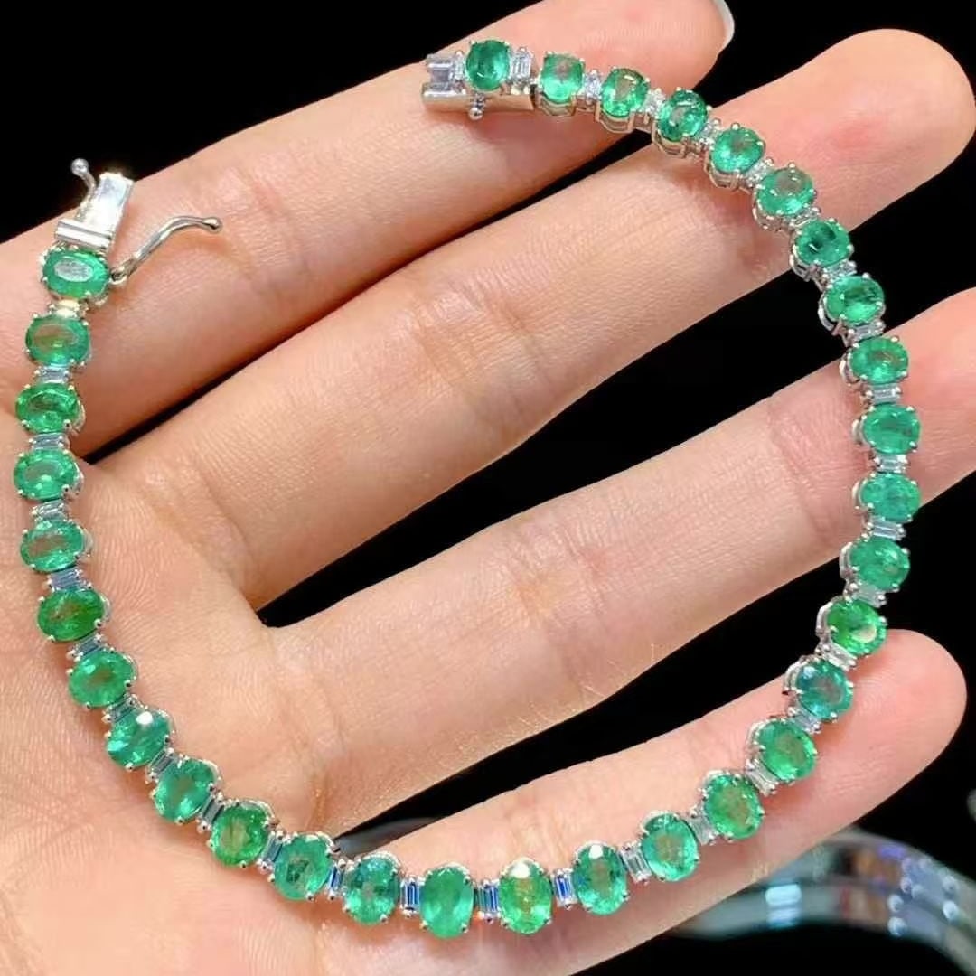 14k Gold 9.15 Ctw Natural Emerald & Diamond Bracelet: Ref:230995137 // gold content:14k gold // main gemstone:emerald // shape:oval // carat weight:8. 15ct // color:green // treatment:natural // // adjacent gemstone 2 : diamond // shape:baguette // carat