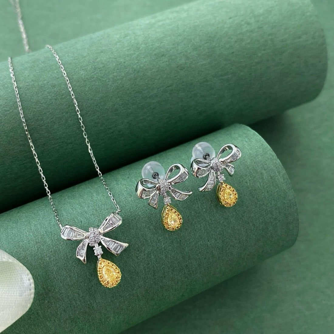 14k Gold 0.4 Ct Natural Yellow Diamond & Diamond Necklace: Ref:230995148 // gold content:14k gold // main gemstone:yellow diamond // shape:pear // carat weight:0. 4ct // color:yellow // treatment:natural // // adjacent gemstone 2 : diamond // shape:multiply /