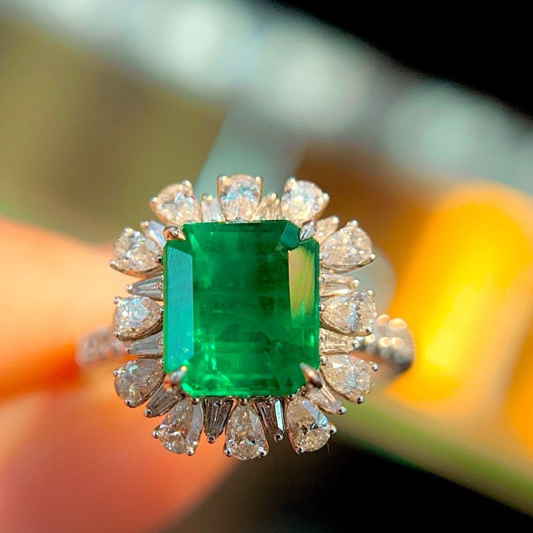 14k Gold 3.45 Ctw Natural Emerald & Diamond Ring: Ref:230995156 // gold content:14k gold // ring size:7. 25us // // main gemstone:emerald // shape:octagonal // carat weight:2. 6ct // color:green // treatment:natural // // adjacent gemstone 2 :