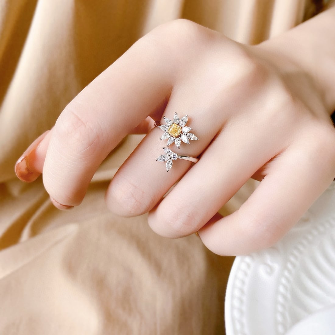 14k Gold 0.92 Ctw Natural Yellow Diamond & Diamond Ring - 4