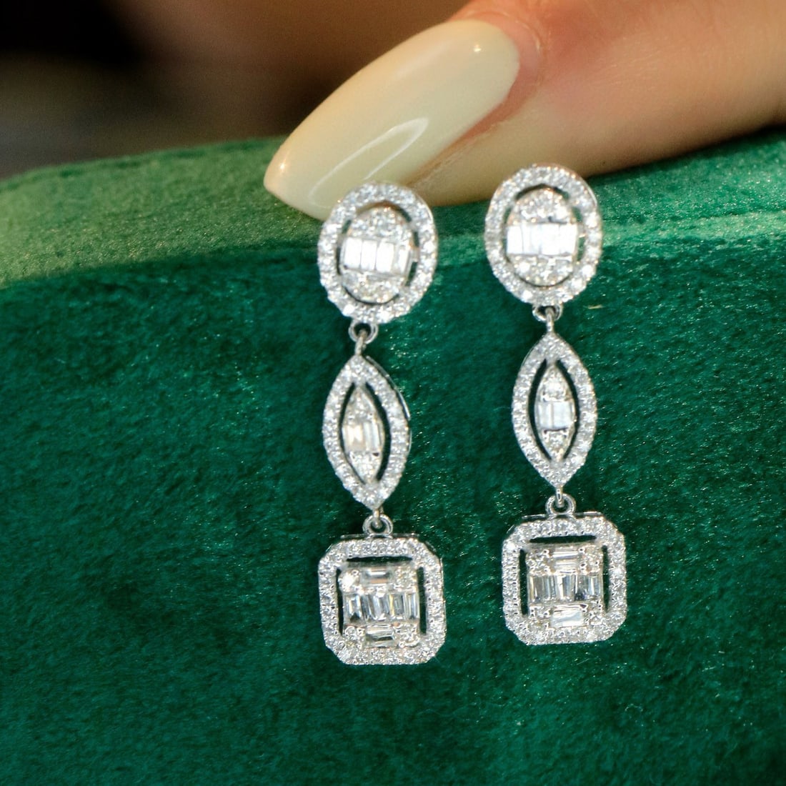 14k Gold 0.7 Ct Natural H Diamond Earrings: Ref:230995167 // gold content:14k gold // main gemstone:diamond // shape:multiply // carat weight:0. 7ct // clarity grade:vs-si // color:h // treatment:natural // Condition: New Low Estimate: 3500.00