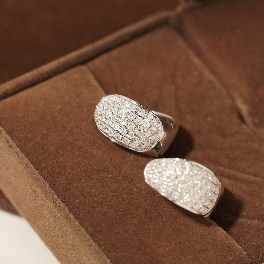 14k Gold 1.6 Ct Natural H Diamond Earrings: Ref:230995168 // gold content:14k gold // main gemstone:diamond // shape:round // carat weight:1. 6ct // clarity grade:vs-si // color:h // treatment:natural // cut grade:g // Low Estimate: 5700 Condit