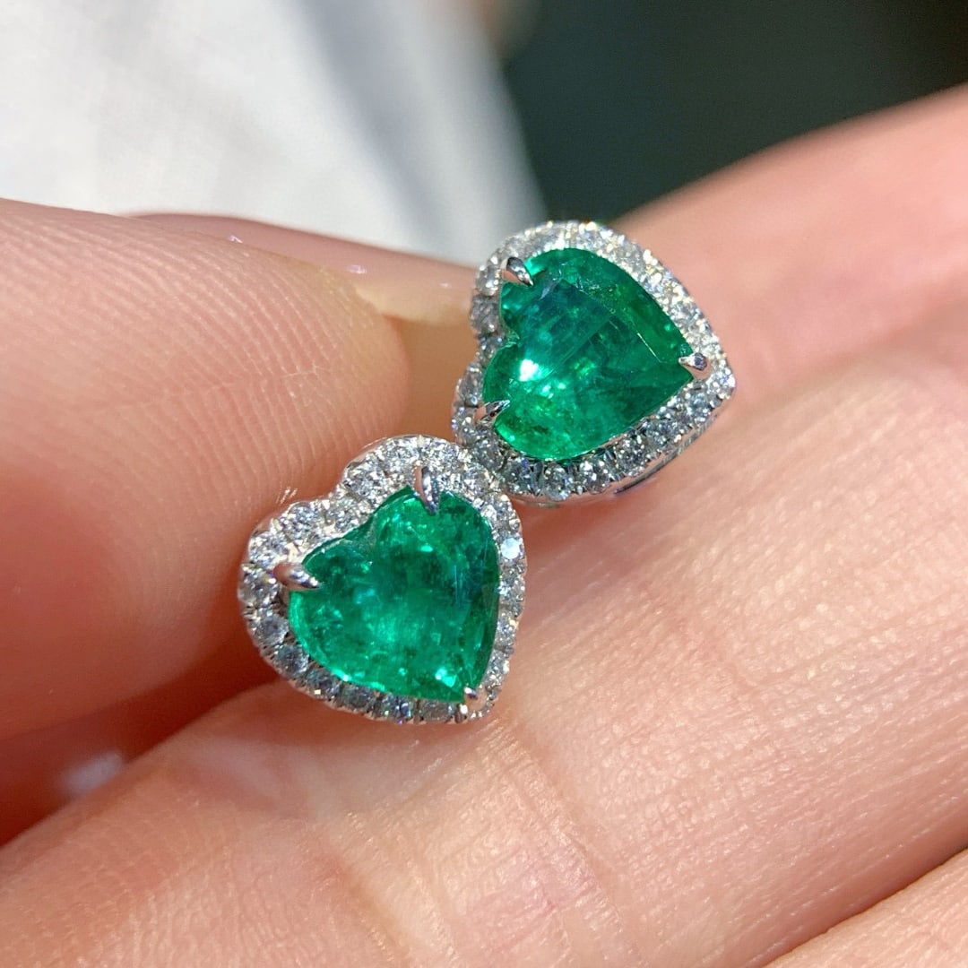 14k Gold 1.69 Ctw Natural Emerald & Diamond Earrings: Ref:230995171 // gold content:14k gold // main gemstone:emerald // shape:heart // carat weight:1. 45ct // color:green // treatment:natural // // adjacent gemstone 2 : diamond // shape:round // carat w