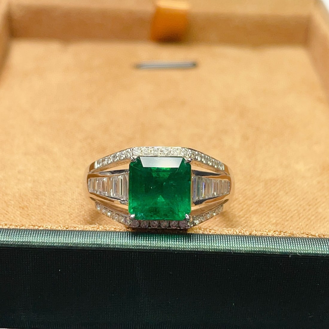 14k Gold 3.26 Ctw Natural Emerald & Diamond Ring: Ref:230995175 // gold content:14k gold // ring size:7. 25us // // main gemstone:emerald // shape:octagonal // carat weight:2. 5ct // color:green // treatment:natural // // adjacent gemstone 2 : diamon