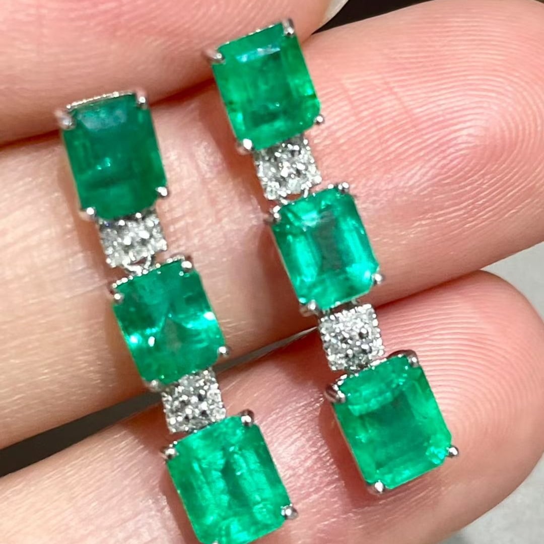 14k Gold 3.65 Ct Natural Emerald & Diamond Earrings: Ref:230995202 // gold content:14k gold // main gemstone:emerald // shape:octagonal // carat weight:3. 65ct // color:green // treatment:natural // // adjacent gemstone 2 : diamond // shape:round // cla