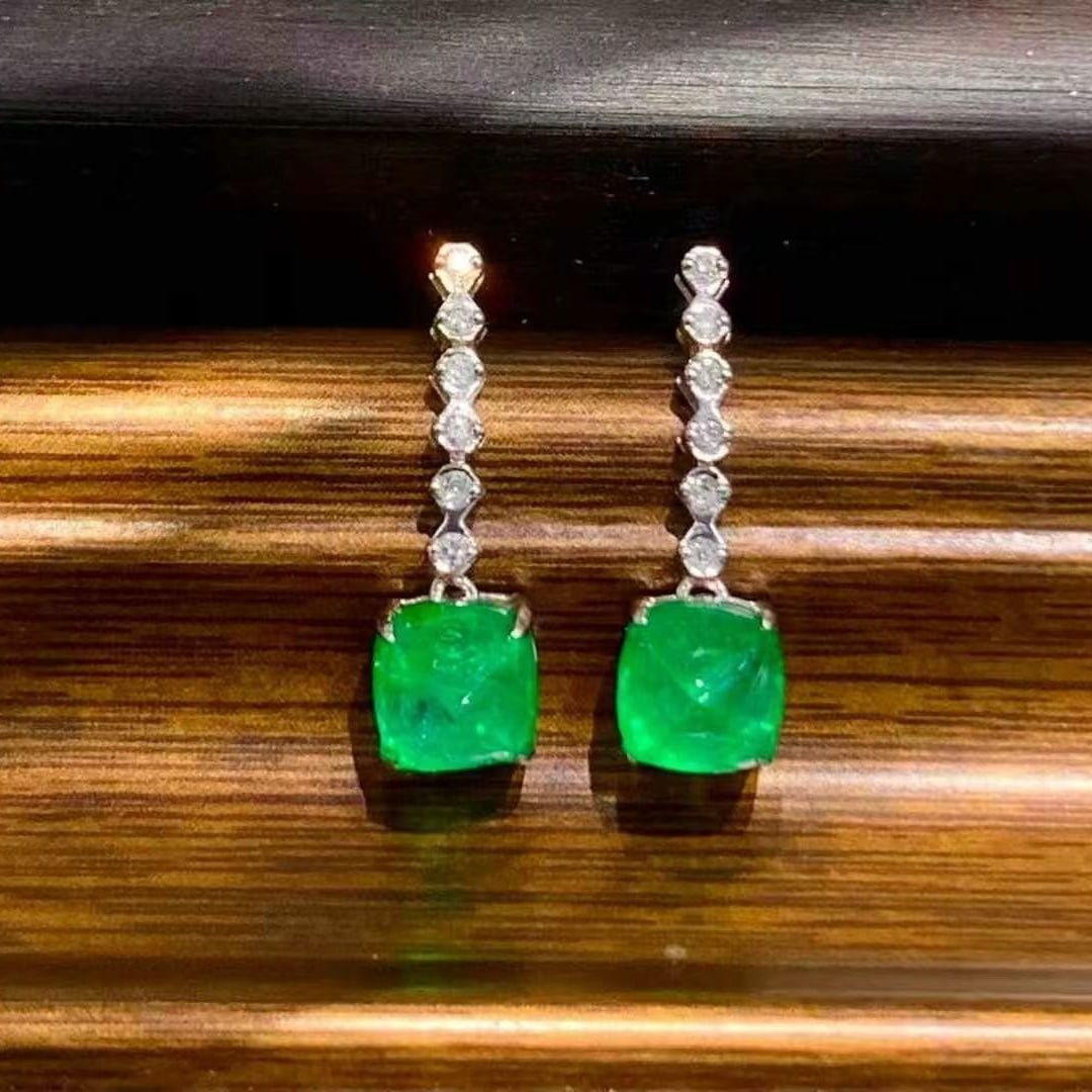 14k Gold 2 Ct Natural Emerald & Diamond Earrings: Ref:230995213 // gold content:14k gold // main gemstone:emerald // shape:suger-loaf // carat weight:2ct // color:green // treatment:natural // // adjacent gemstone 2 : diamond // shape:round // clarit