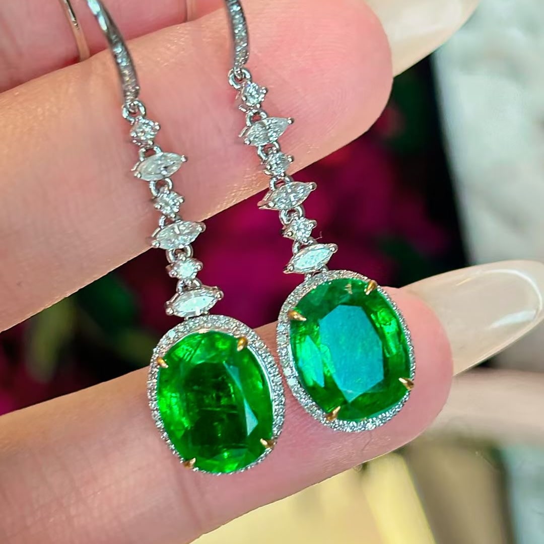 14k Gold 5.65 Ct Natural Emerald & Diamond Earrings: Ref:230995220 // gold content:14k gold // main gemstone:emerald // shape:oval // carat weight:5. 65ct // color:green // treatment:natural // // adjacent gemstone 2 : diamond // shape:multiply // clari