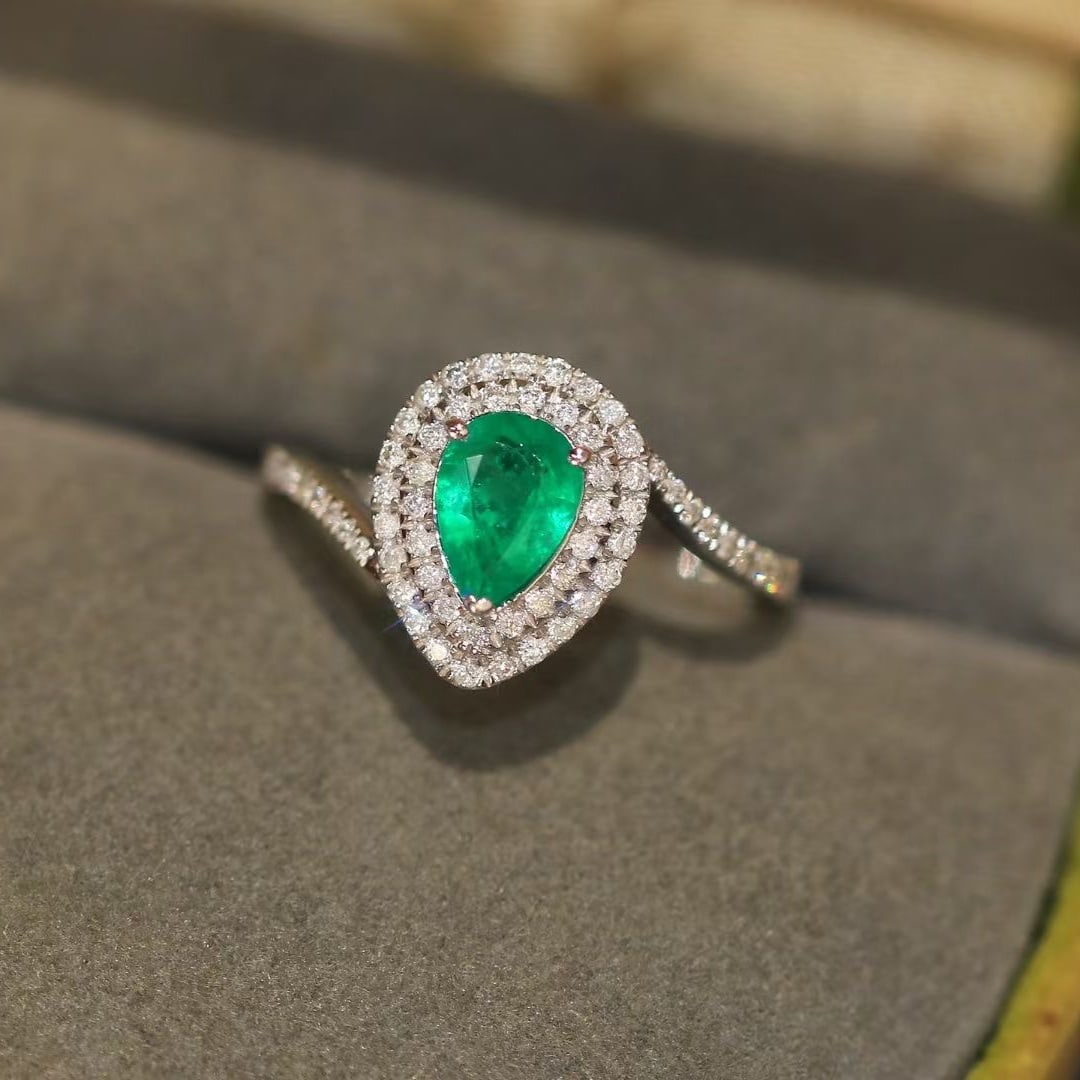 14k Gold 0.91 Ctw Natural Emerald & Diamond Ring: Ref:230995223 // gold content:14k gold // ring size:7. 25us // // main gemstone:emerald // shape:pear // carat weight:0. 6ct // color:green // treatment:natural // // adjacent gemstone 2 : diamond //
