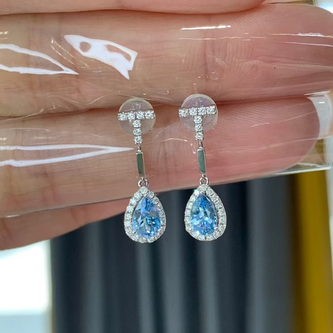 14k Gold 0.67 Ct Natural Aquamarine & Diamond Earrings: Ref:230995228 // gold content:14k gold // main gemstone:aquamarine // shape:pear // carat weight:0. 67ct // color:blue // treatment:natural // // adjacent gemstone 2 : diamond // shape:round //