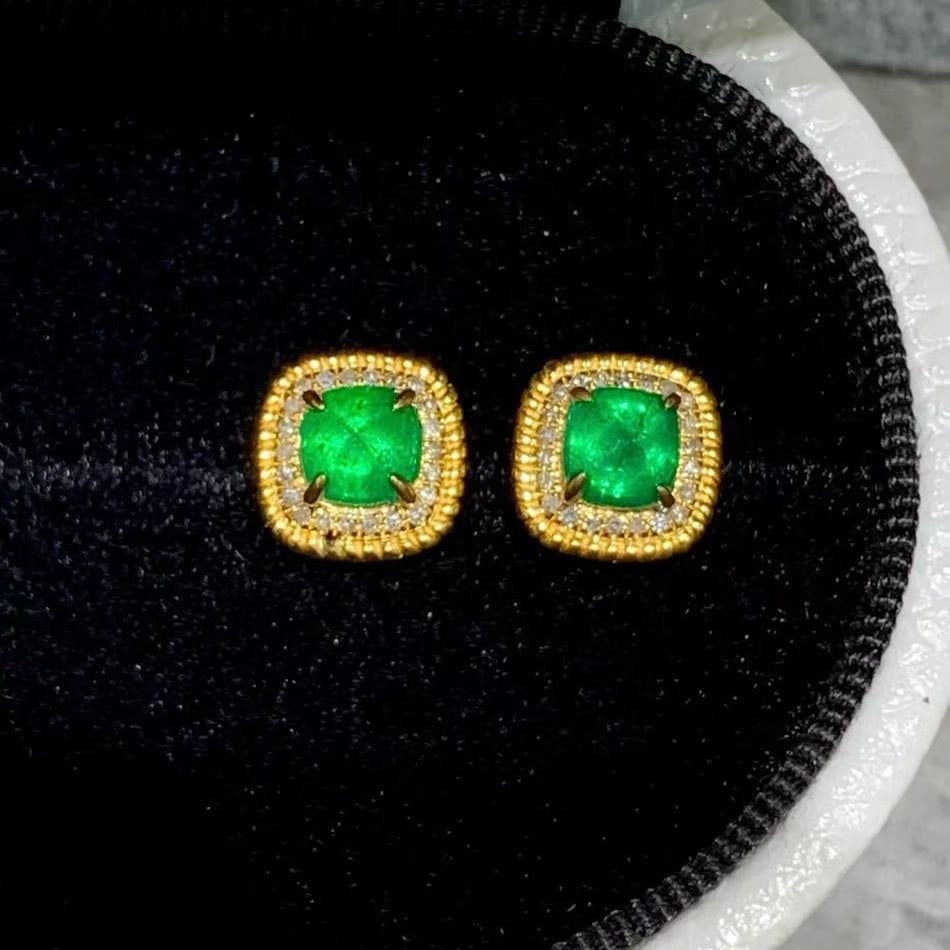 14k Gold 1.5 Ct Natural Emerald & Diamond Earrings: Ref:230995237 // gold content:14k gold // main gemstone:emerald // shape:suger-loaf // carat weight:1. 5ct // color:green // treatment:natural // // adjacent gemstone 2 : diamond // shape:round //