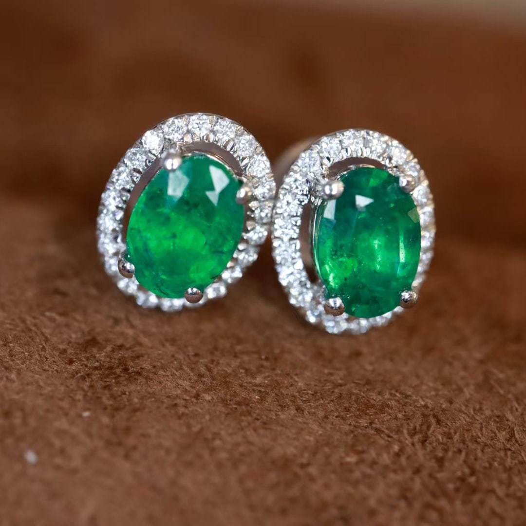 14k Gold 1.03 Ctw Natural Emerald & Diamond Earrings: Ref:230995239 // gold content:14k gold // main gemstone:emerald // shape:oval // carat weight:0. 9ct // color:green // treatment:natural // // adjacent gemstone 2 : diamond // shape:round // carat wei