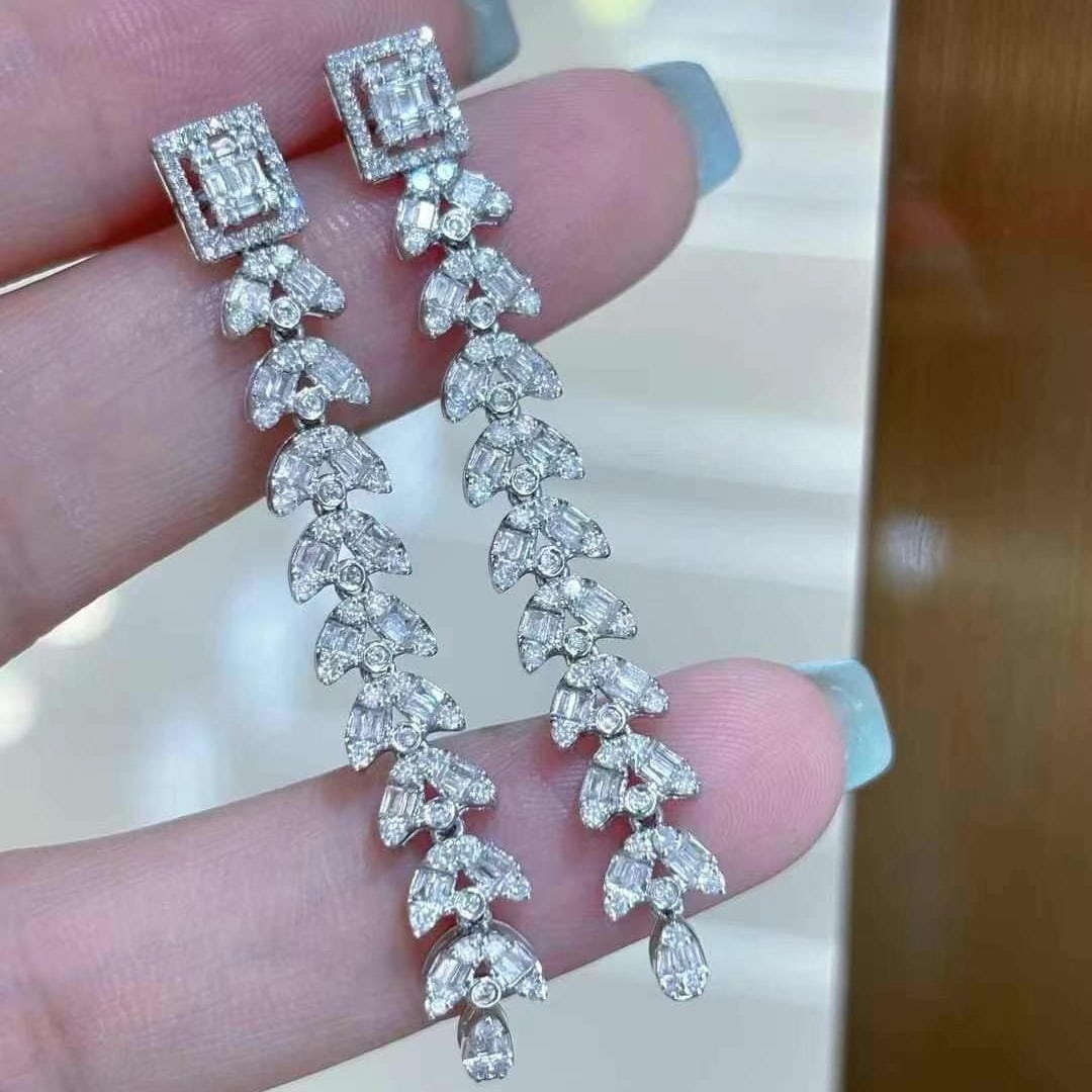 14k Gold 1.5 Ct Natural H Diamond Earrings: Ref:230995250 // gold content:14k gold // main gemstone:diamond // shape:multiply // carat weight:1. 5ct // clarity grade:vs-si // color:h // treatment:natural // Condition: New Low Estimate: 5100.00