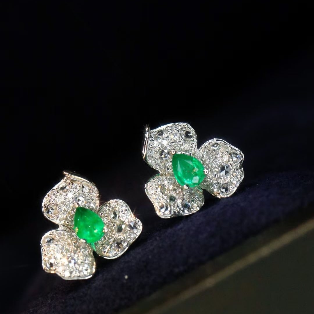 14k Gold 0.66 Ctw Natural Emerald & Diamond Earrings: Ref:230995254 // gold content:14k gold // main gemstone:emerald // shape:pear // carat weight:0. 26ct // color:green // treatment:natural // // adjacent gemstone 2 : diamond // shape:round // carat we