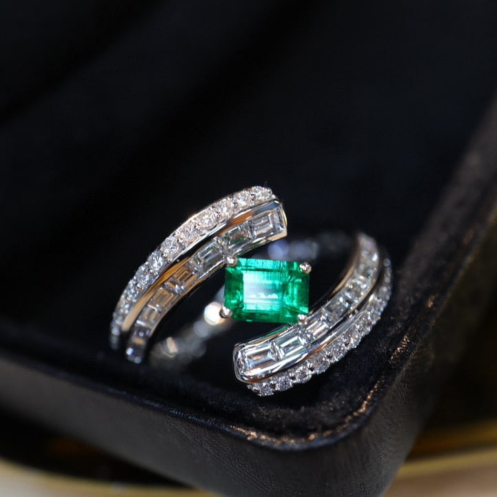 14k Gold 1.12 Ctw Vivid Green Natural Emerald & Diamond Ring: Ref:230996001 // gold content:14k gold // ring size:7. 25us // // main gemstone:emerald // shape:octagonal // carat weight:0. 39ct // color:vivid green // treatment:natural // // adjacent gemstone 2 :