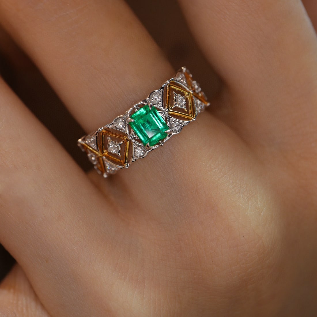 14k Gold 0.82 Ctw Vivid Green Natural Emerald & Diamond Ring - 3