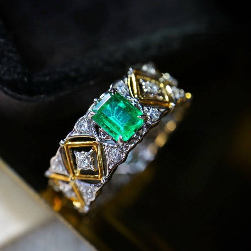 14k Gold 0.82 Ctw Vivid Green Natural Emerald & Diamond Ring - 6