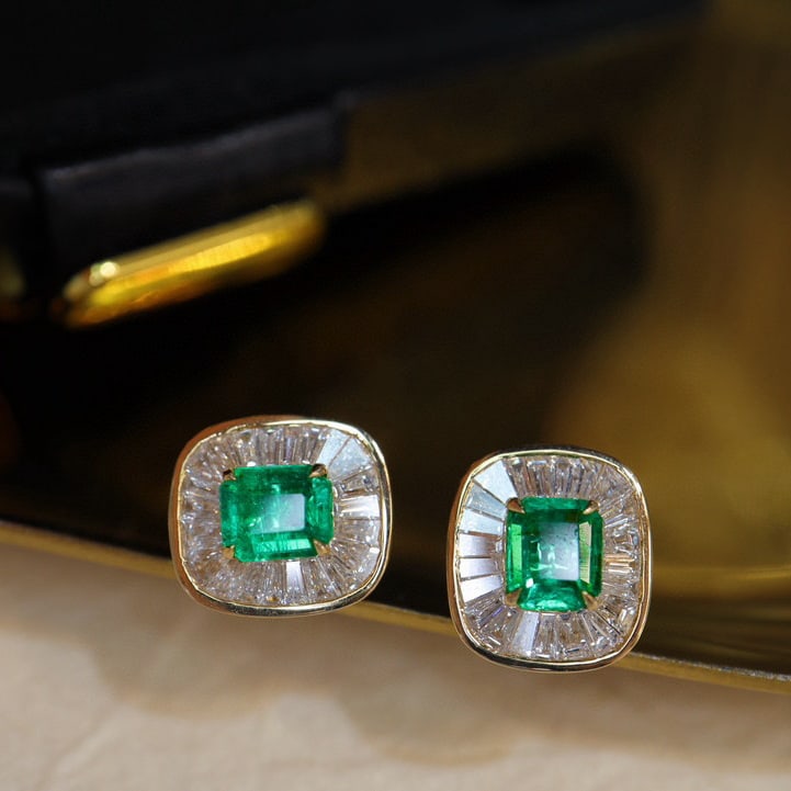14k Gold 1.45 Ctw Vivid Green Natural Emerald & Diamond Earrings: Ref:230996003 // gold content:14k gold // main gemstone:emerald // shape:octagonal // carat weight:0. 78ct // color:vivid green // treatment:natural // // adjacent gemstone 2 : diamond //