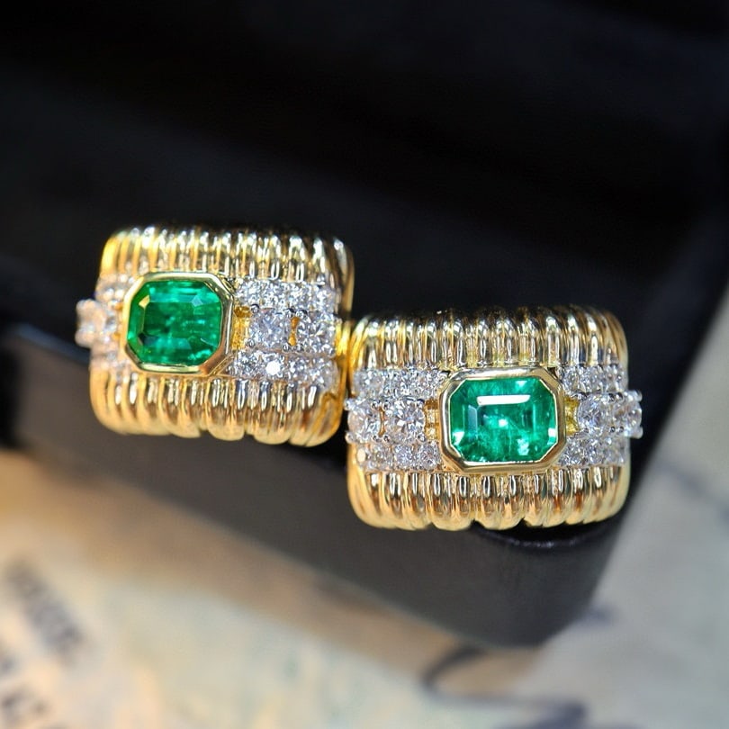 14k Gold 1.09 Ctw Vivid Green Natural Emerald & Diamond Earrings: Ref:230996020 // gold content:14k gold // main gemstone:emerald // shape:octagonal // carat weight:0. 62ct // color:vivid green // treatment:natural // // adjacent gemstone 2 : diamond // shape:round