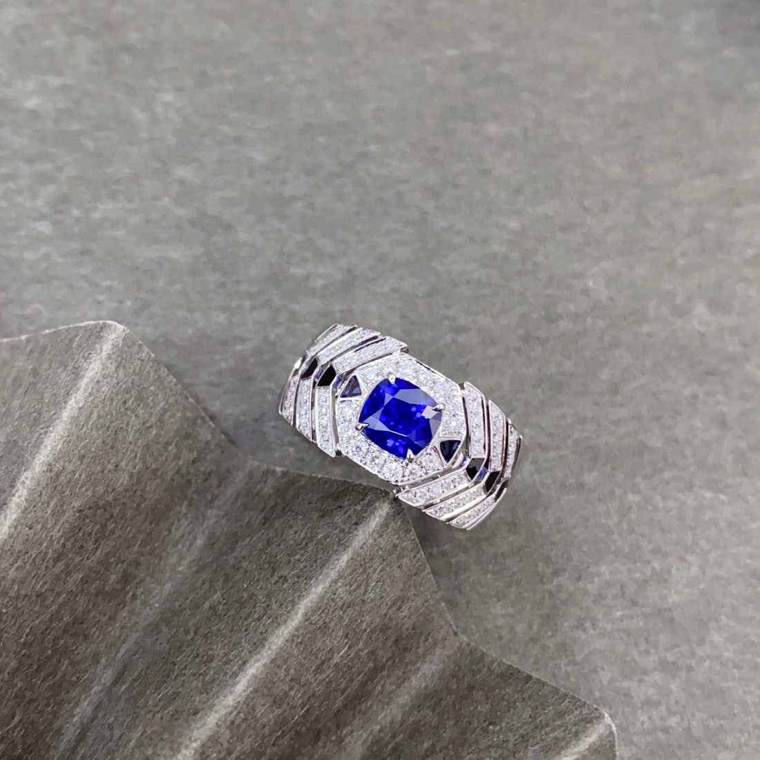 14k Gold 1.94 Ctw Natural Sapphire & Diamond & Men¡¯s Ring: Ref:230996041 // gold content:14k gold // ring size:8us // // main gemstone:sapphire // shape:cushion // carat weight:1. 51ct // color:royal blue // treatment:natural // // adjacent gemstone 2 :