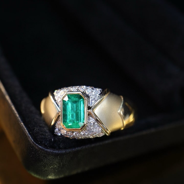 14k Gold 0.85 Ctw Vivid Green Natural Emerald & Diamond Ring - 2
