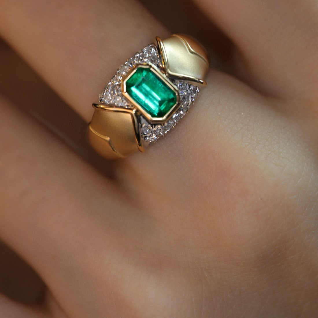 14k Gold 0.85 Ctw Vivid Green Natural Emerald & Diamond Ring - 3