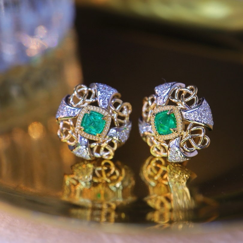14k Gold 0.3 Ct Vivid Green Natural Emerald & Diamond Earrings: Ref:230996068 // gold content:14k gold // main gemstone:emerald // shape:suger-loaf // carat weight:0. 3ct // color:vivid green // treatment:natural // // adjacent gemstone 2 : diamond // shape:round 