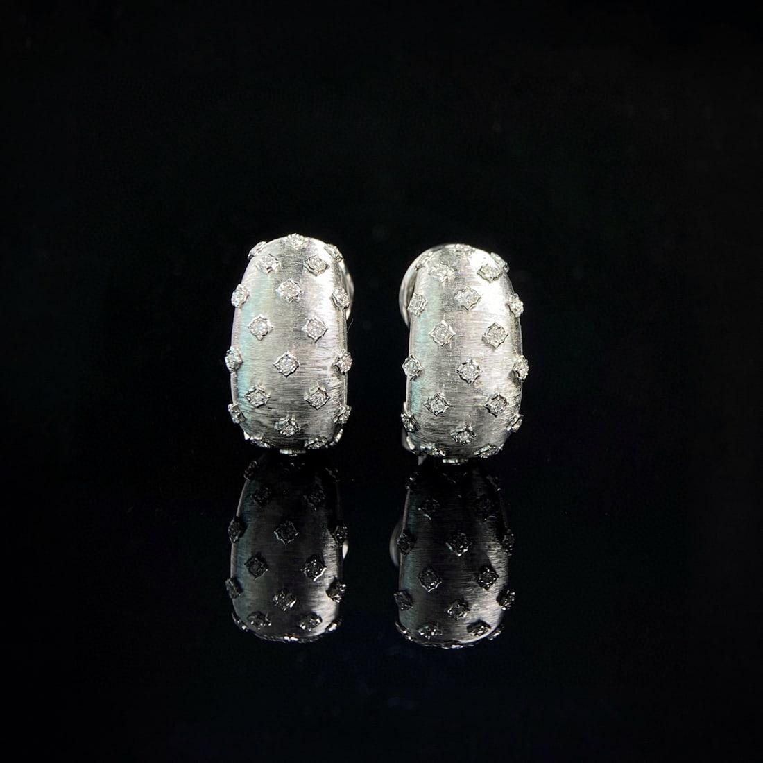 14k Gold 0.27 Ct Natural H Diamond Earrings: Ref:230996085 // gold content:14k gold // main gemstone:diamond // shape:round // carat weight:0. 27ct // clarity grade:vs-si // color:h // treatment:natural // cut grade:g // Condition: New Low Estim