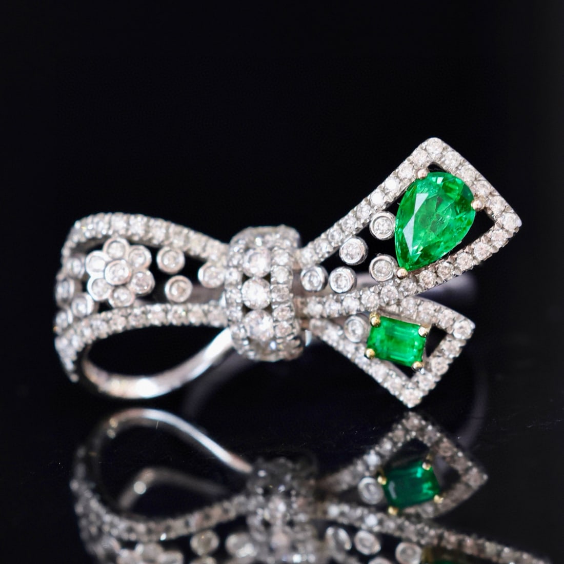 14k Gold 1.26 Ctw Vivid Green Natural Emerald & Diamond Ring: Ref:230996086 // gold content:14k gold // ring size:7. 25us // // main gemstone:emerald // shape:multiply // carat weight:0. 62ct // color:vivid green // treatment:natural // // adjacent gemstone 2 : 