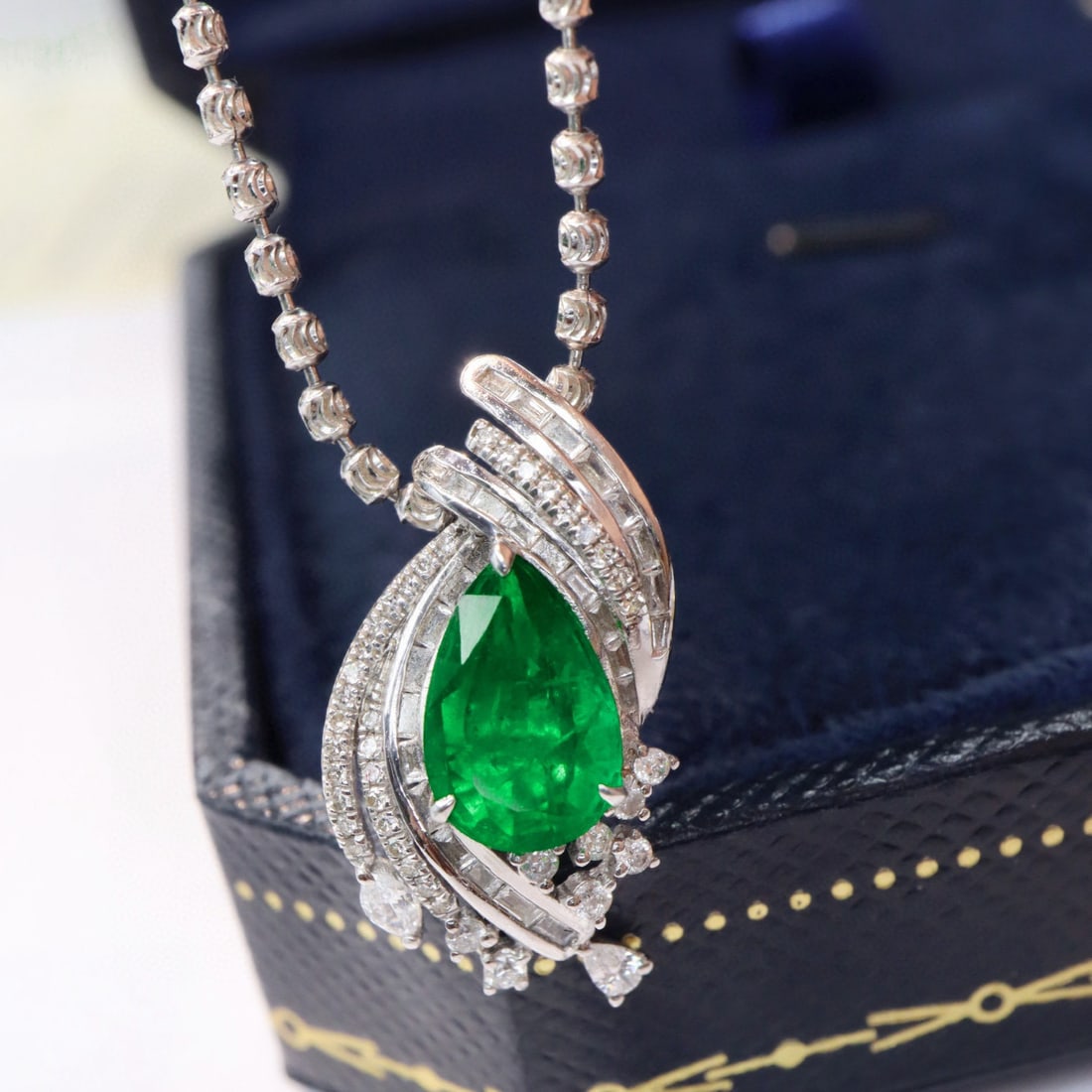 14k Gold 1.45 Ctw Vivid Green Natural Emerald & Diamond Pendant( Without Chain ): Ref:230996087 // gold content:14k gold // main gemstone:emerald // shape:pear // carat weight:1. 00ct // color:vivid green // treatment:natural // // adjacent gemstone 2 : diamond // shape:multiply //
