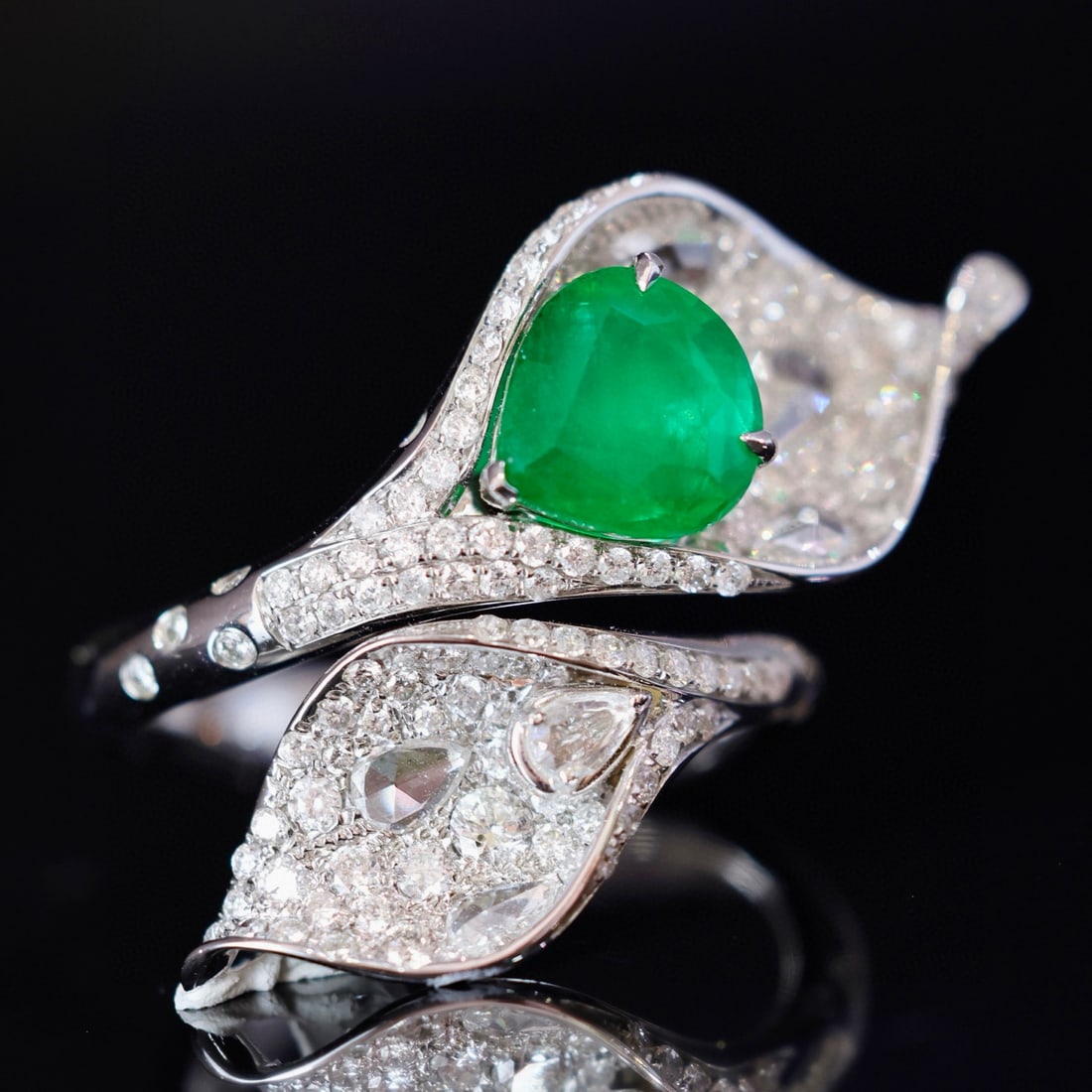 14k Gold 2.96 Ctw Vivid Green Natural Emerald & Diamond Ring: Ref:230996088 // gold content:14k gold // ring size:7. 25us // // main gemstone:emerald // shape:pear // carat weight:1. 73ct // color:vivid green // treatment:natural // // adjacent gemstone 2 : diam