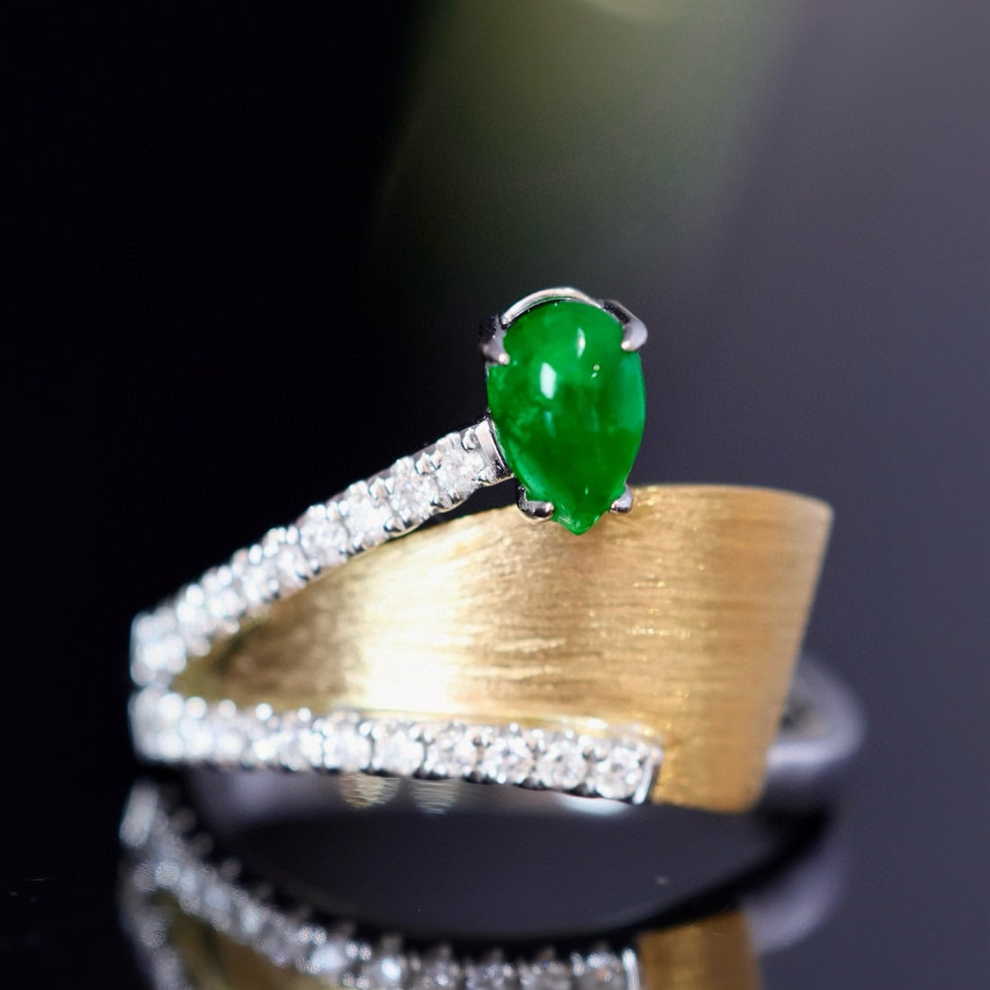 14k Gold 0.69 Ctw Vivid Green Natural Emerald & Diamond Ring: Ref:230996096 // gold content:14k gold // ring size:7. 25us // // main gemstone:emerald // shape:pear // carat weight:0. 5ct // color:vivid green // treatment:natural // // adjacent gemstone 2 : diamo