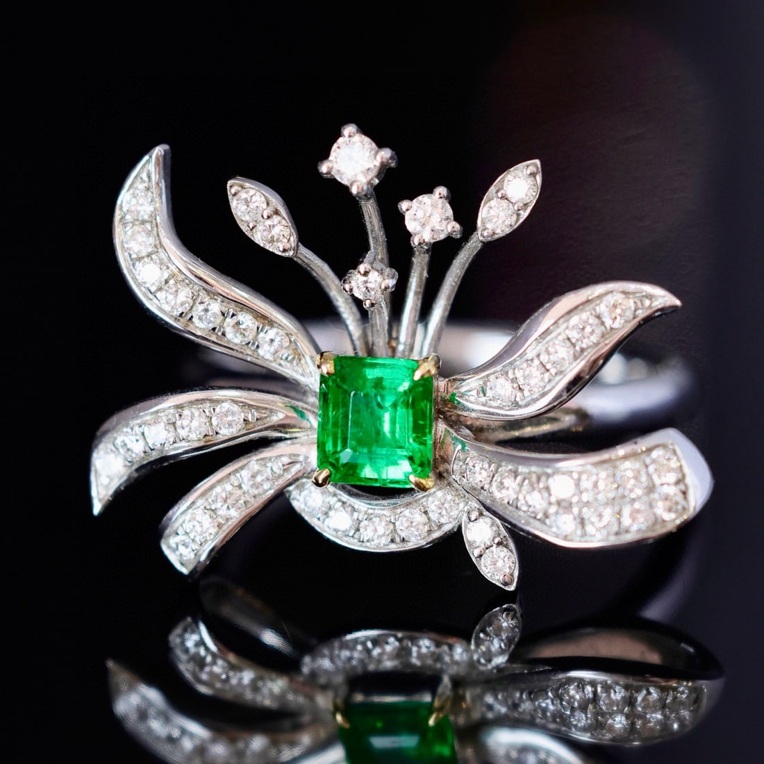 14k Gold 0.92 Ctw Vivid Green Natural Emerald & Diamond Ring: Ref:230996097 // gold content:14k gold // ring size:7. 25us // // main gemstone:emerald // shape:octagonal // carat weight:0. 5ct // color:vivid green // treatment:natural // // adjacent gemstone 2 :