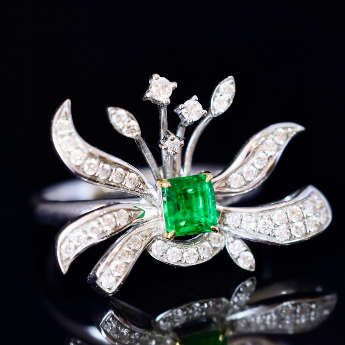 14k Gold 0.92 Ctw Vivid Green Natural Emerald & Diamond Ring - 2
