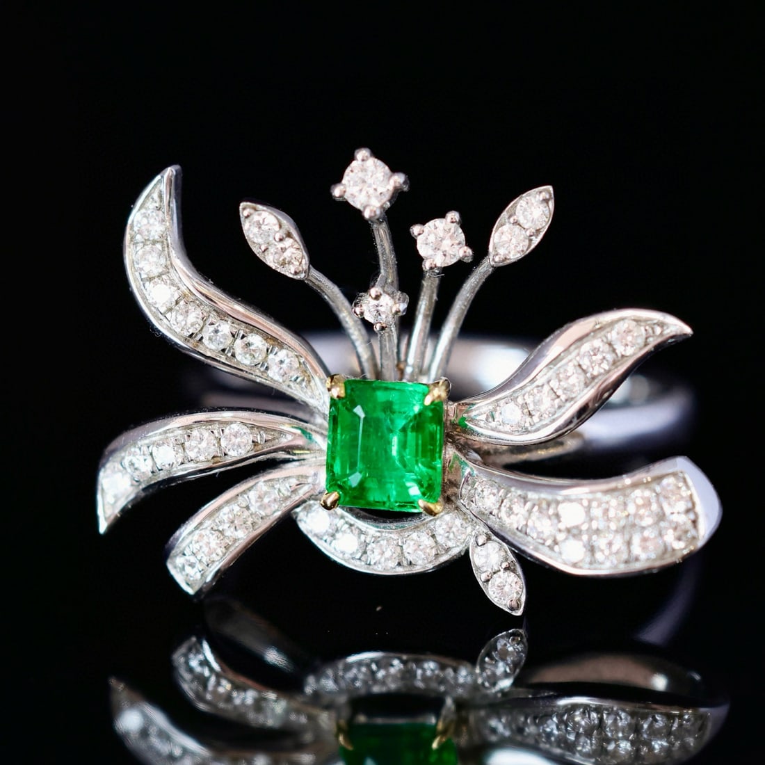 14k Gold 0.92 Ctw Vivid Green Natural Emerald & Diamond Ring - 3