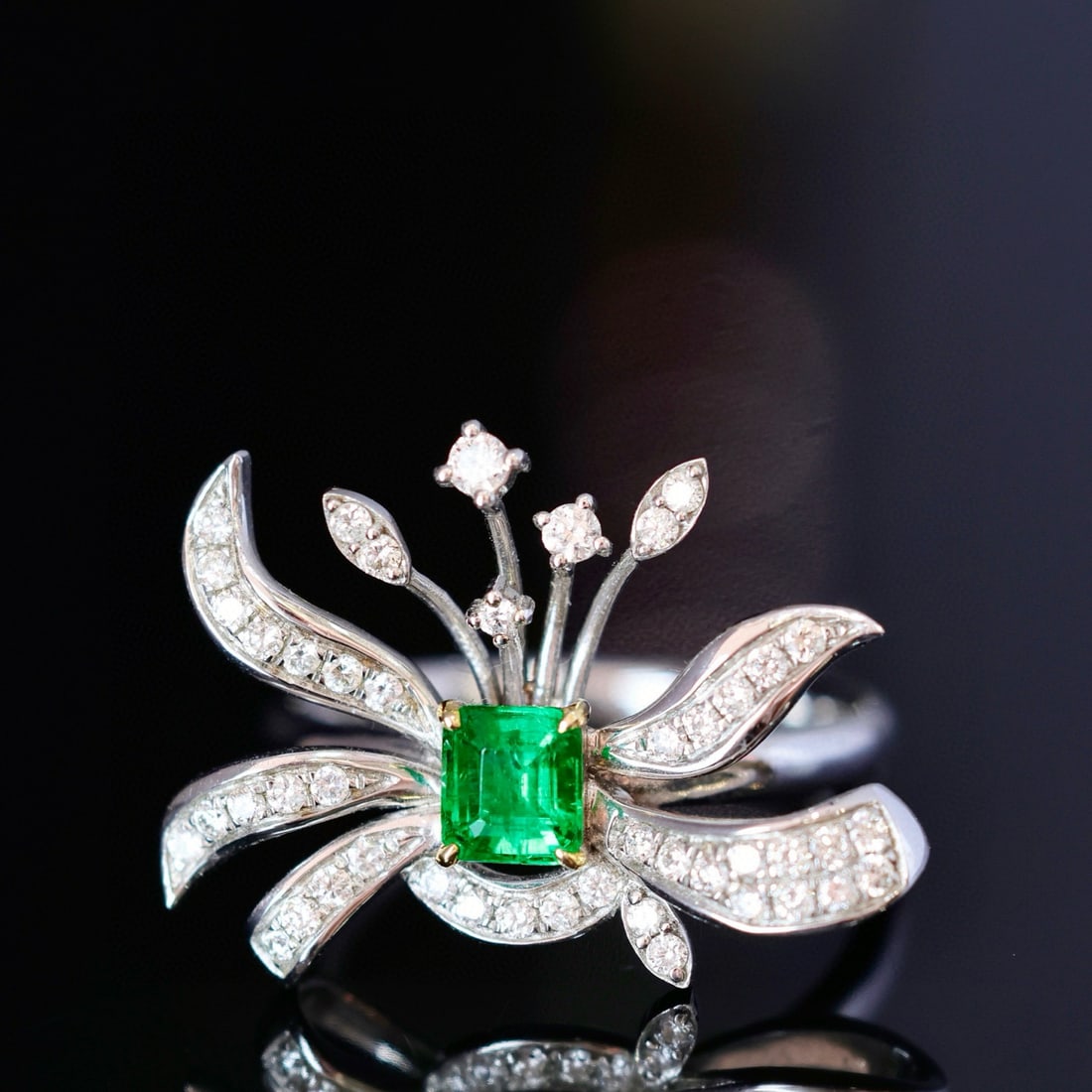 14k Gold 0.92 Ctw Vivid Green Natural Emerald & Diamond Ring - 4