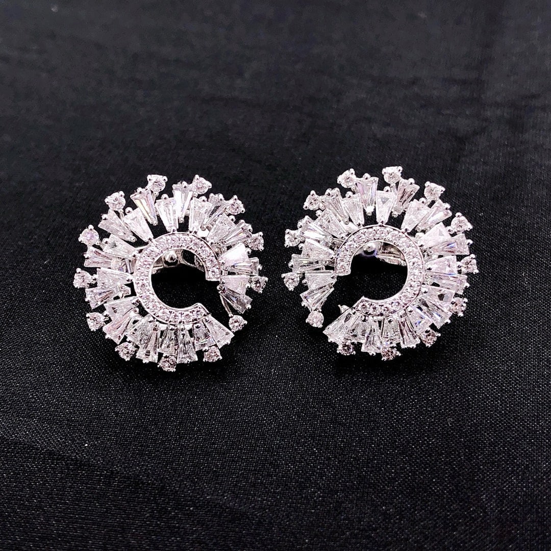 14k Gold 3.45 Ct Natural H Diamond Earrings: Ref:230996098 // gold content:14k gold // main gemstone:diamond // shape:multiply // carat weight:3. 45ct // clarity grade:vs-si // color:h // treatment:natural // Condition: New Low Estimate: 18000.0