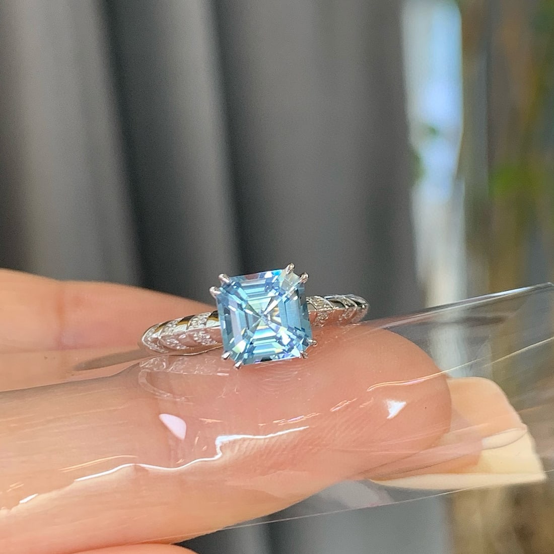 14k Gold 1.65 Ctw Natural Aquamarine & Diamond Ring: Ref:230996105 // gold content:14k gold // ring size:7. 25us // // main gemstone:aquamarine // shape:octagonal // carat weight:1. 56ct // color:santa maria color // treatment:natural // // adjacent