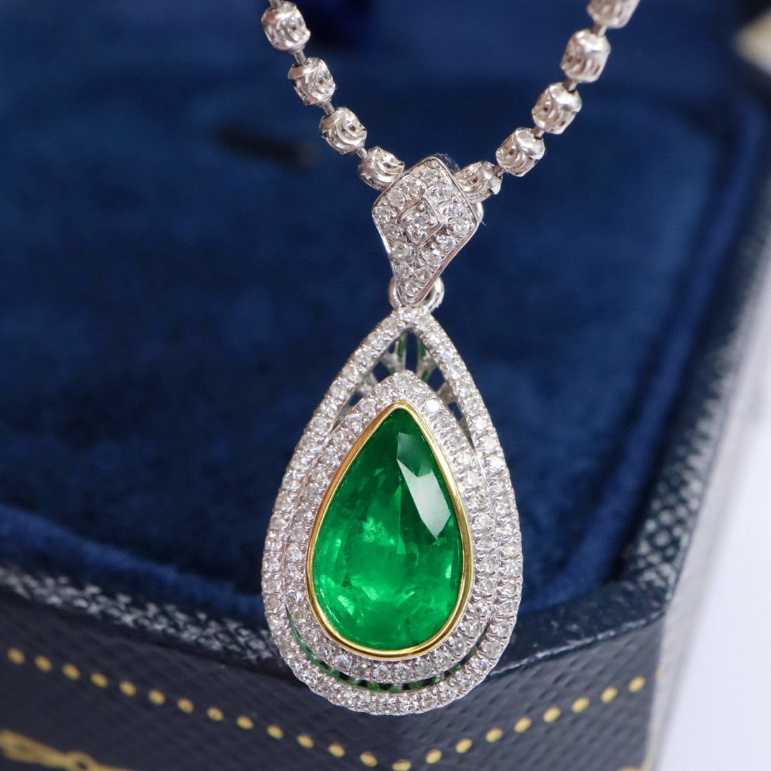 14k Gold 1.55 Ctw Vivid Green Natural Emerald & Diamond Pendant( Without Chain ): Ref:230996112 // gold content:14k gold // main gemstone:emerald // shape:pear // carat weight:1. 25ct // color:vivid green // treatment:natural // // adjacent gemstone 2 : diamond // shape:round //