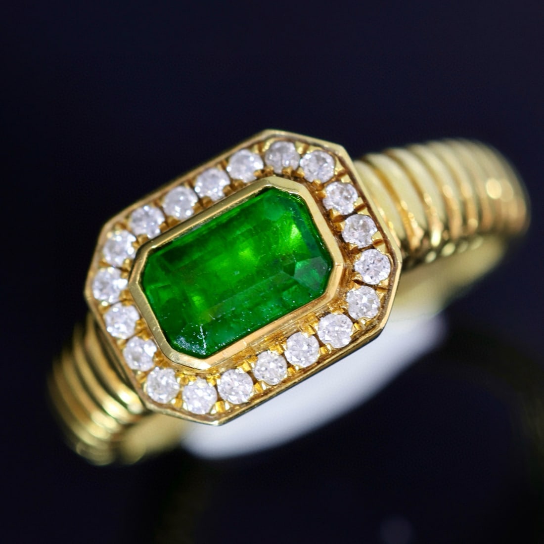 14k Gold 1.03 Ctw Vivid Green Natural Emerald & Diamond Ring - 2