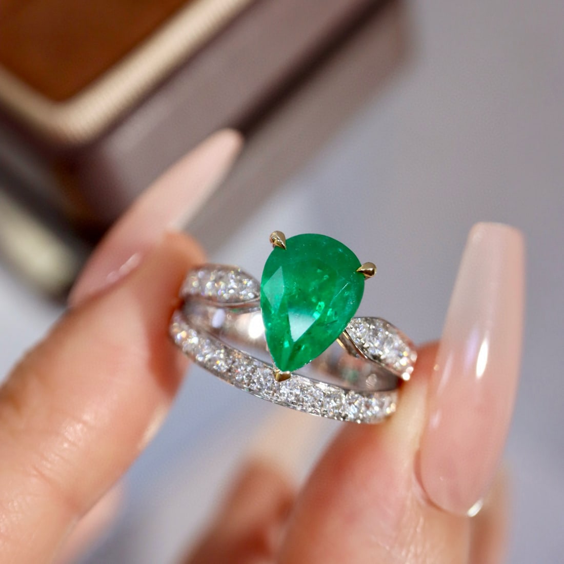 14k Gold 3.35 Ctw Vivid Green Natural Emerald & Diamond Ring: Ref:230996123 // gold content:14k gold // ring size:7. 25us // // main gemstone:emerald // shape:pear // carat weight:2. 63ct // color:vivid green // treatment:natural // // adjacent gemstone 2 : diam